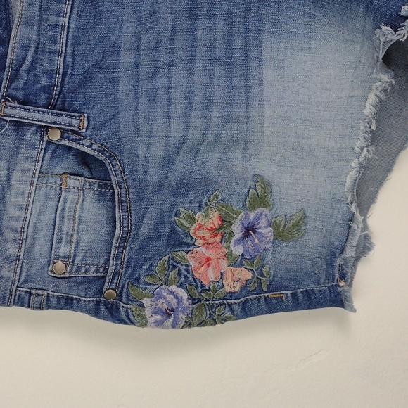 Torrid Embroidered Strategically Faded Cut Off Jean Perfect Summer Shorts EUC - Picture 2 of 13